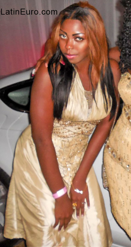 Date this foxy Jamaica girl Shavoni from Kingston JM1894