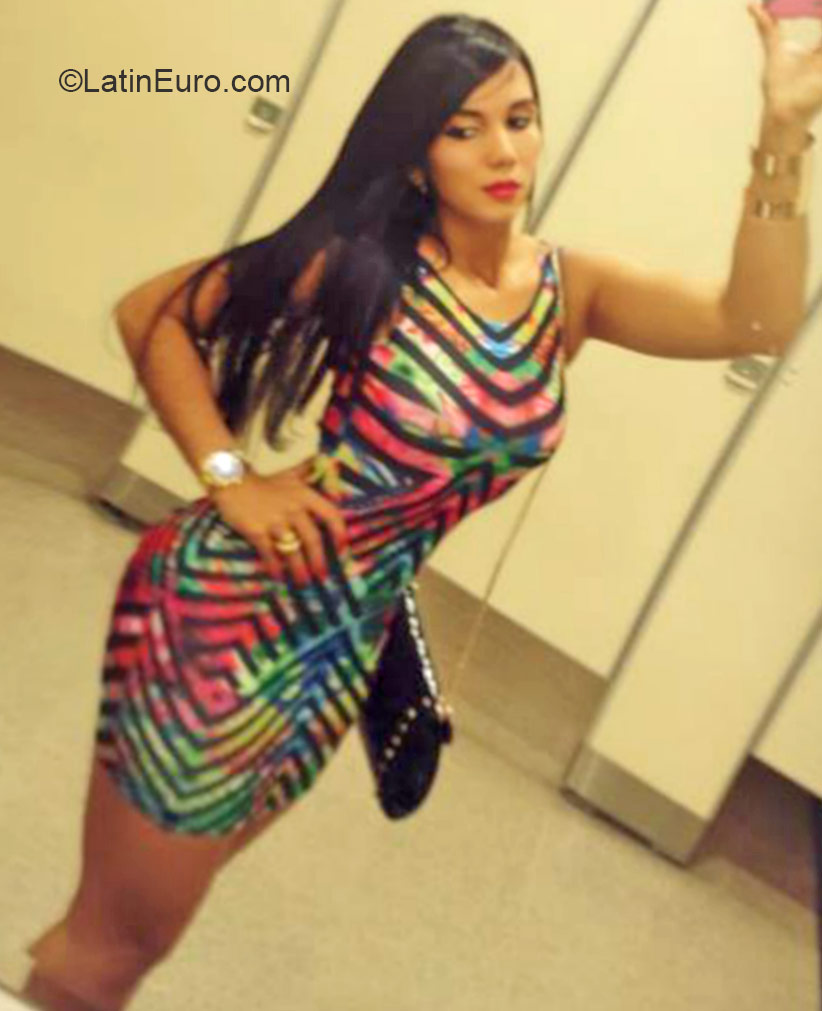 Date this gorgeous Dominican Republic girl Isa from Santo Domingo DO20825