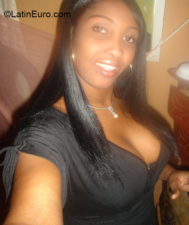 Date this voluptuous Dominican Republic girl Yohana from Santiago DO20848