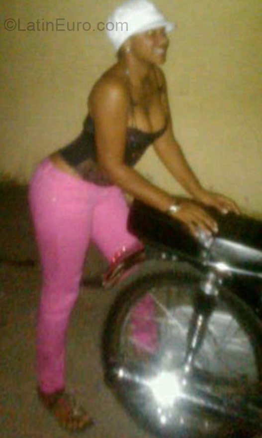 Date this georgeous Dominican Republic girl Issa from La Vega DO21057