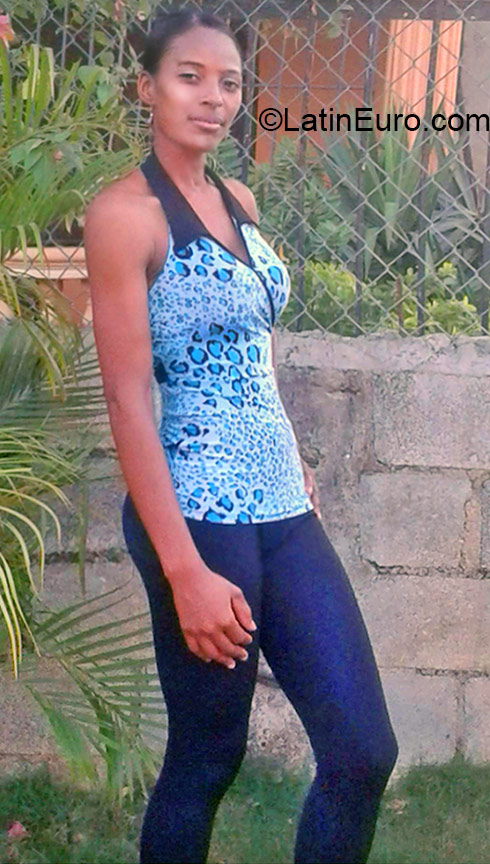 Date this hard body Dominican Republic girl Santa from Santo Domingo DO21111