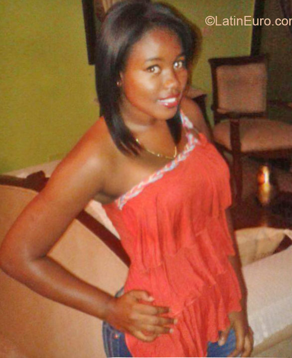 Date this hard body Dominican Republic girl Esmeralda from La Romana DO21373