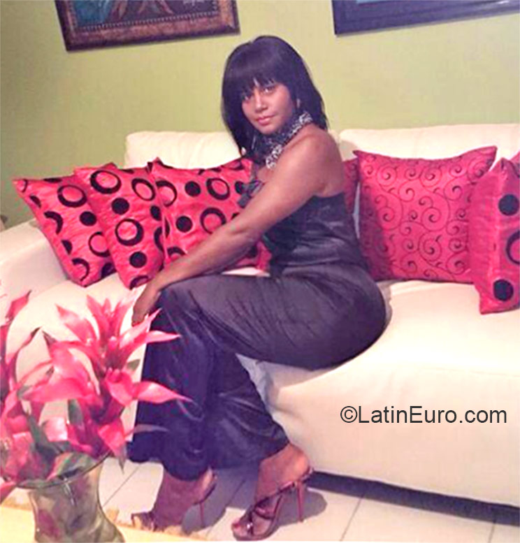 Date this gorgeous Dominican Republic girl Yolanda from Santo Domingo DO21539