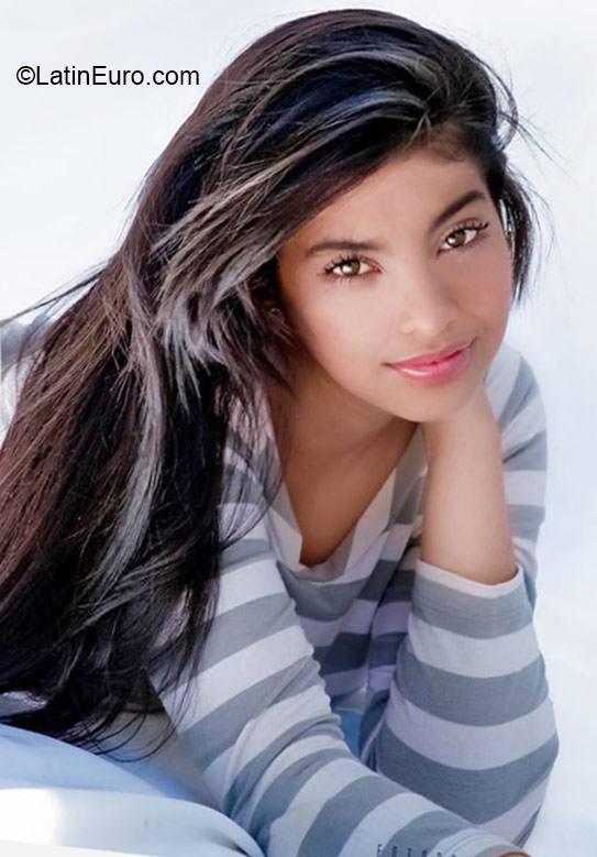 Date this voluptuous Venezuela girl Carolina from Merida VE435