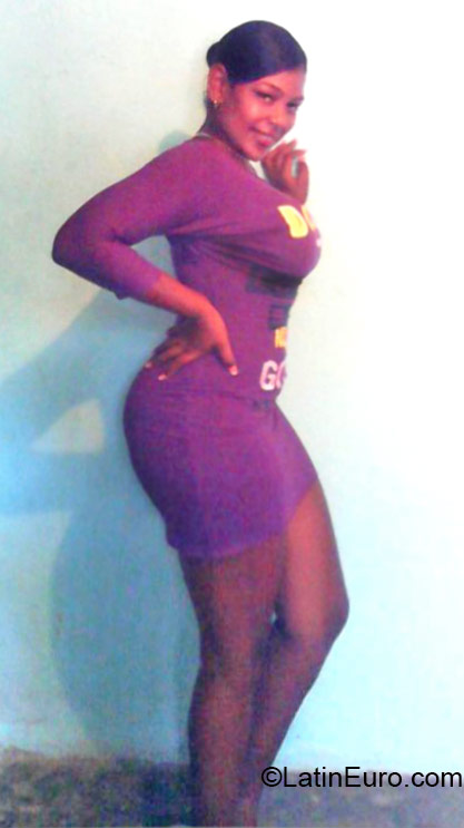 Date this happy Dominican Republic girl Karina from Santo Domingo DO21890