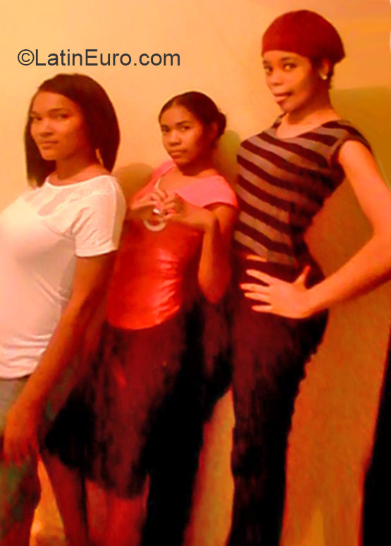 Date this happy Dominican Republic girl Beneval from Santo Domingo DO21922