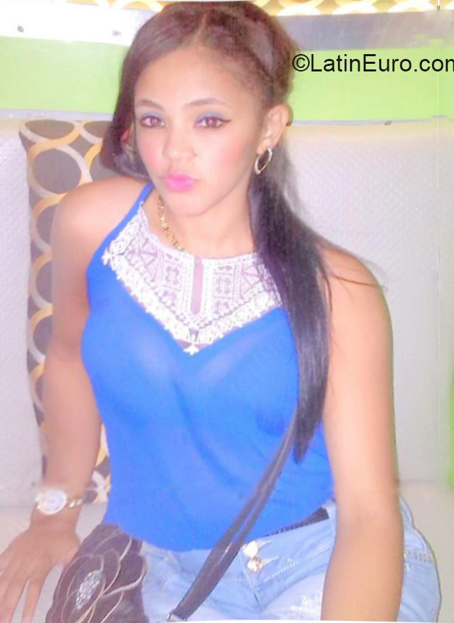Date this nice looking Dominican Republic girl Nataly from Santo Domingo DO21995