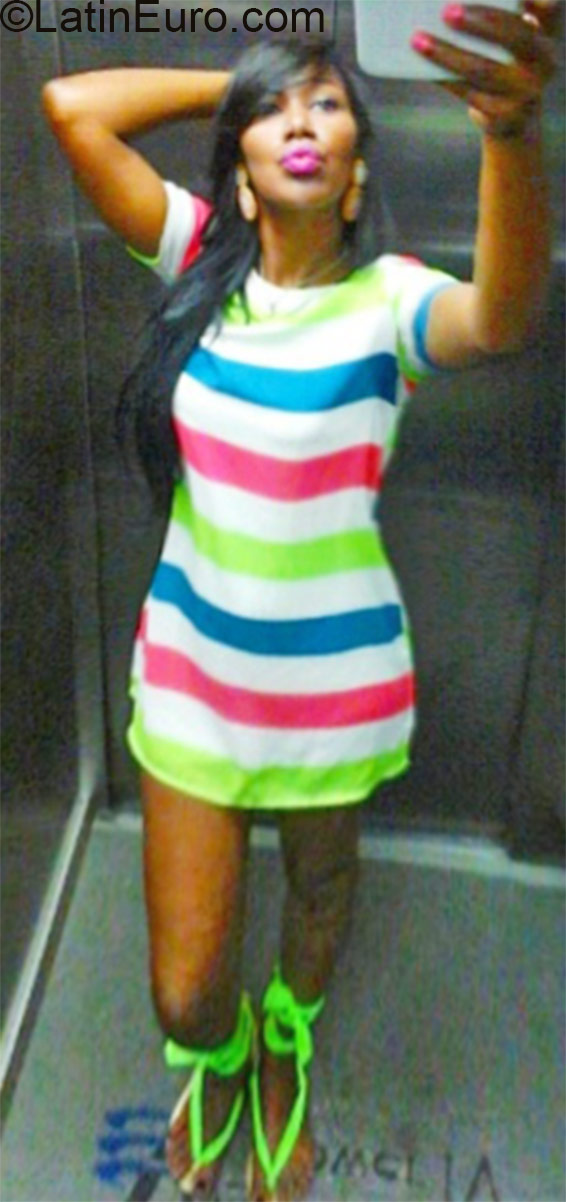 Date this nice looking Dominican Republic girl Adriana from Santo Domingo DO22208