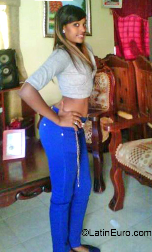 Date this sultry Dominican Republic girl JAZMIL from Santo Domingo DO22332