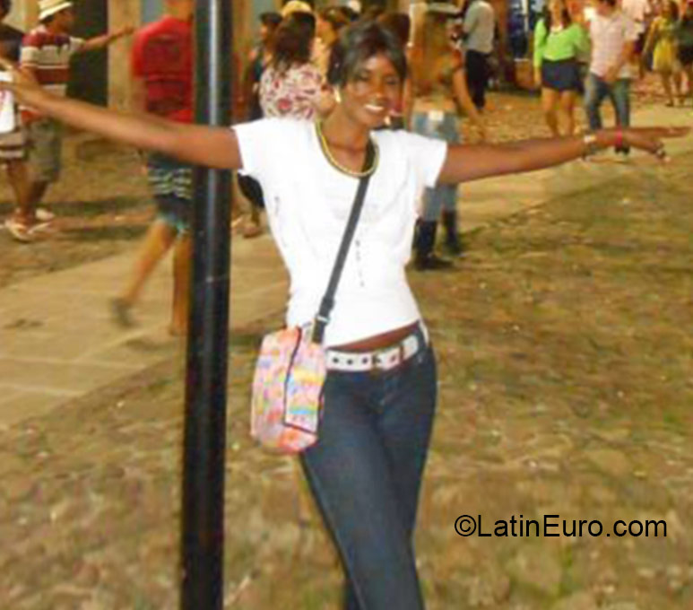 Date this attractive Brazil girl Claudia from Salvador BR9348