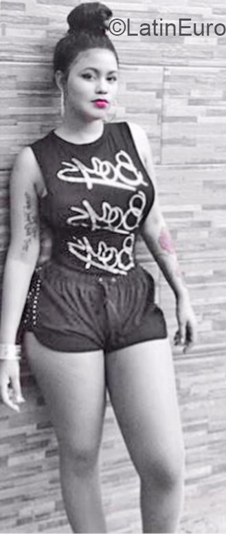 Date this happy Dominican Republic girl Karina from Santo Domingo DO22365