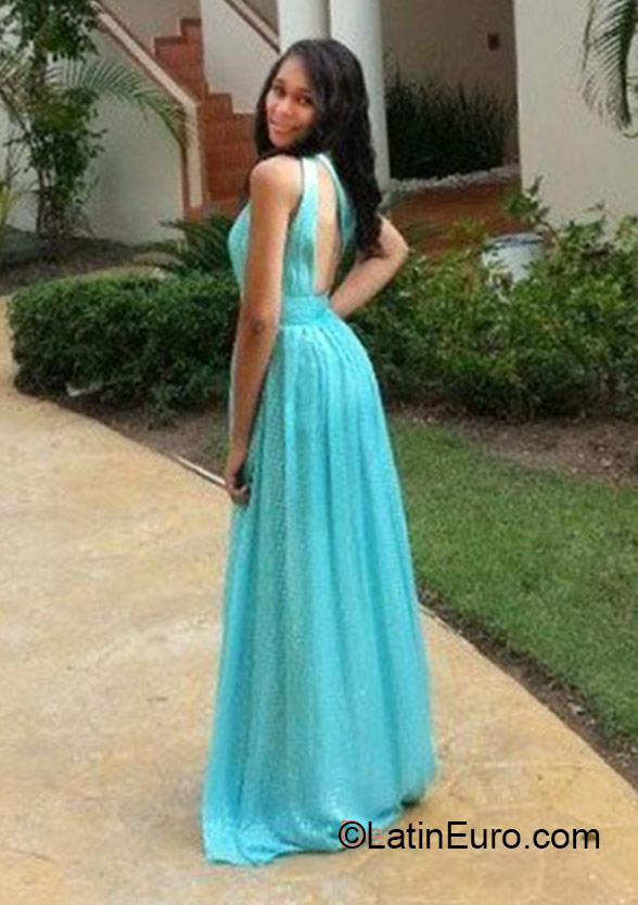 Date this beautiful Dominican Republic girl Wiki from Santo Domingo DO22935