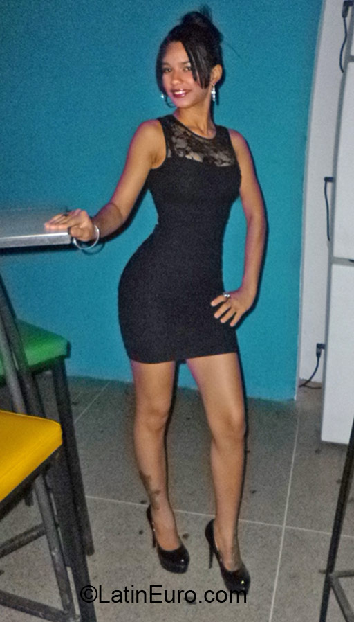 Date this delightful Cuba girl Zenien from Havana CU61