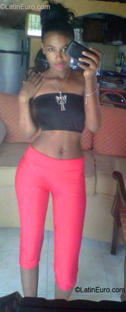 Date this stunning Dominican Republic girl Yoamia from Santo Domingo DO22954