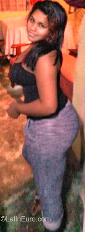 Date this foxy Dominican Republic girl Loreis from Santo Domingo DO22653