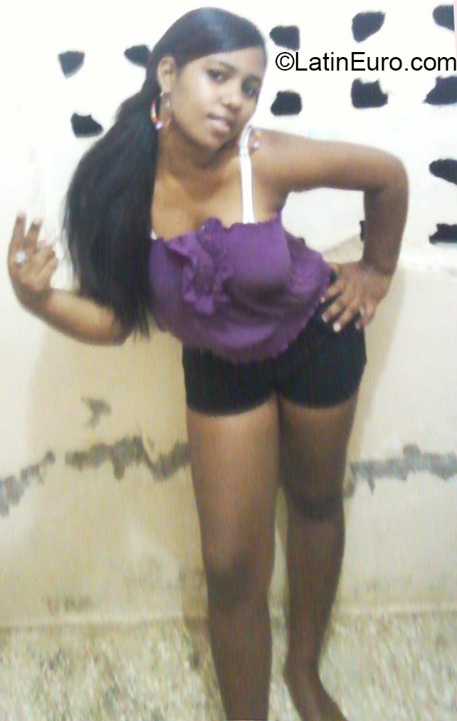 Date this pretty Dominican Republic girl Heidy from Cotui DO22680