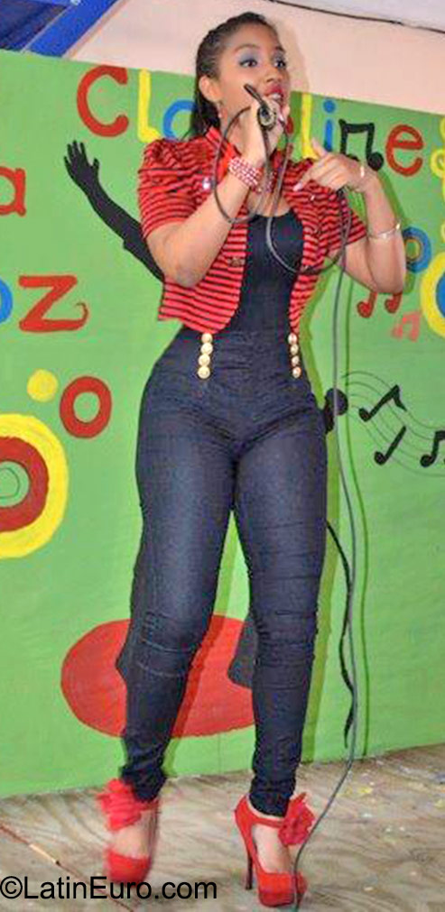 Date this sultry Dominican Republic girl Sharinia from Santo Domingo DO23049