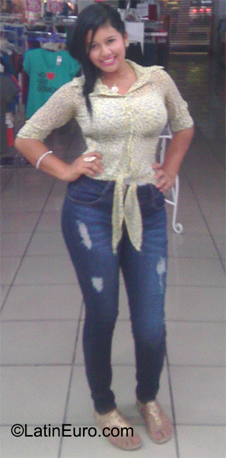 Date this voluptuous Honduras girl Sindie from La Ceiba HN1670