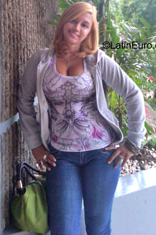 Date this voluptuous Dominican Republic girl Stephany from Santo Domingo DO23660