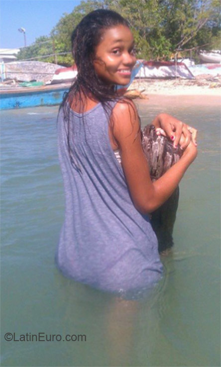 Date this tall Dominican Republic girl Naylis from Barahona DO23712