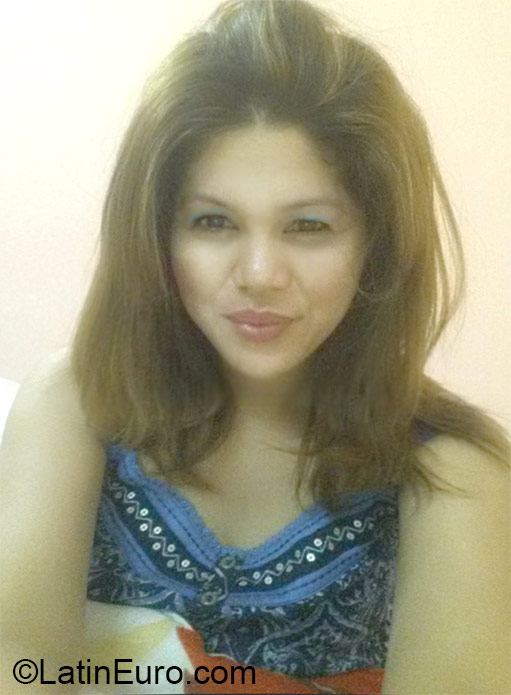 Date this georgeous United Arab Emirates girl Dynia from Dubai AE44