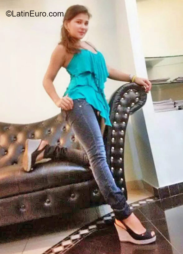 Date this sultry Panama girl Yesi from Panama City PA800