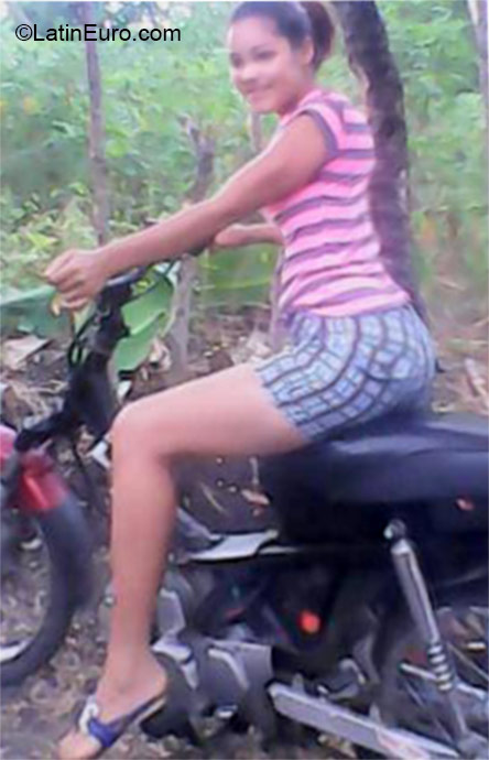 Date this sensual Dominican Republic girl Magda from Santo domingo DO24438