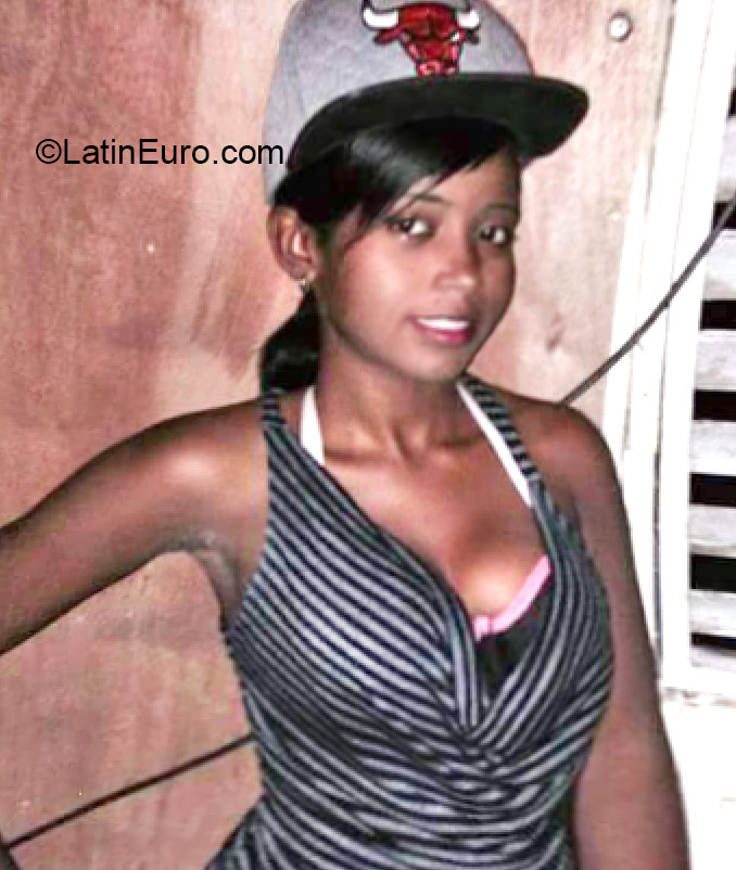 Date this gorgeous Dominican Republic girl Marelin from Santo Domingo DO24494