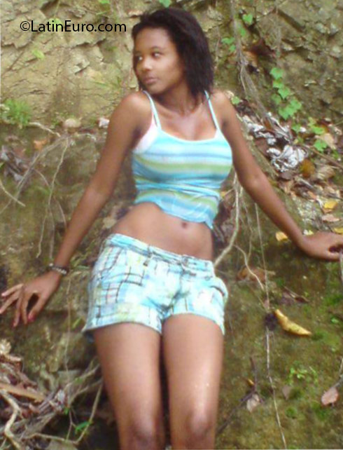 Date this stunning Dominican Republic girl Violet from Santo Domingo DO24639