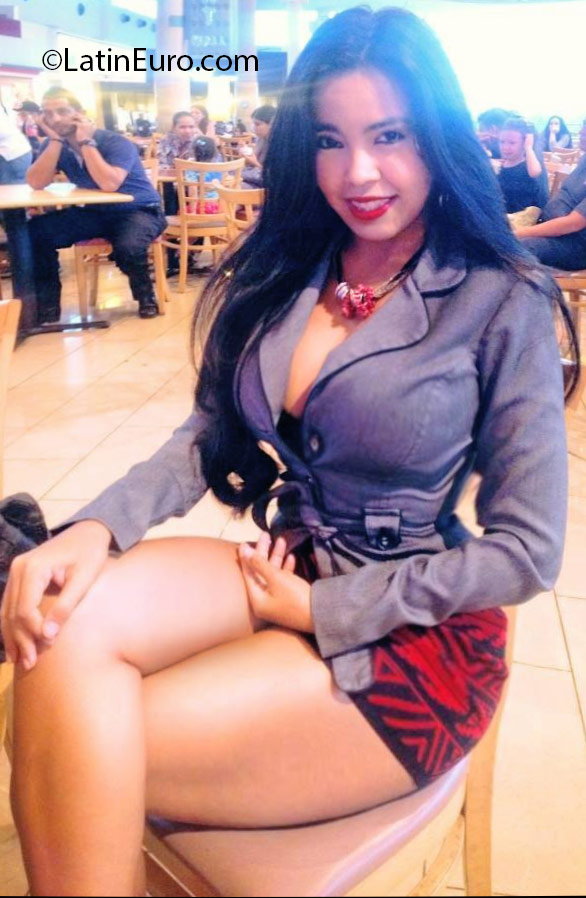 Date this nice looking Honduras girl Sara from Roatan HN1978