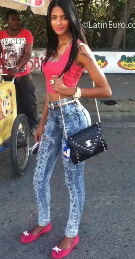 Date this tall Dominican Republic girl  from Santiago DO24726