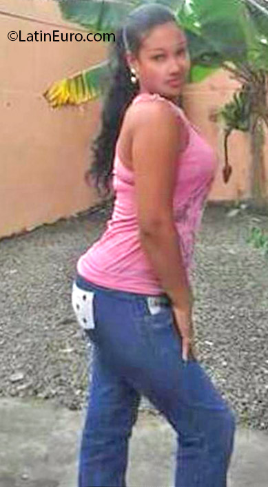 Date this nice looking Dominican Republic girl Camen from Bonao DO24978
