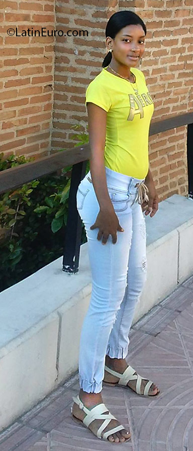 Date this hot Dominican Republic girl Nikaury from Santo Domingo DO25159