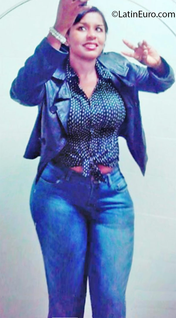 Date this foxy Dominican Republic girl Solange from Santo Domingo DO25183