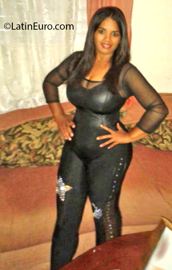 Date this nice looking Dominican Republic girl Andrais from Santo Domingo DO25268