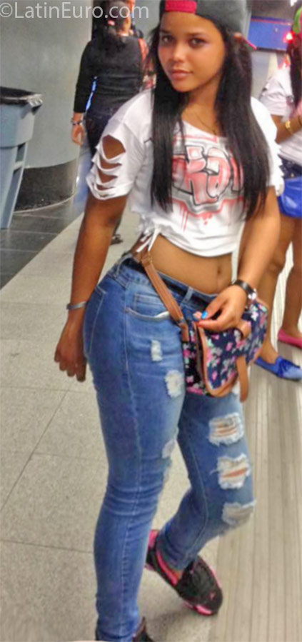 Date this gorgeous Dominican Republic girl Mari from Santo Domingo DO25303