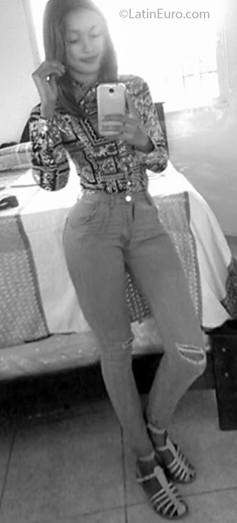 Date this gorgeous Dominican Republic girl Lisbeth from Santo Domingo DO25396