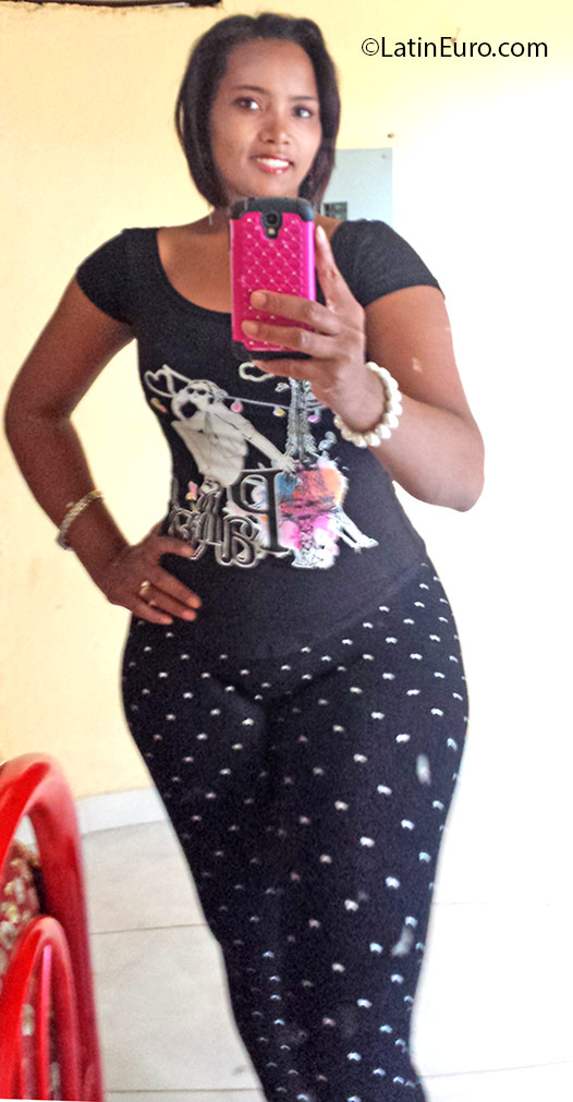 Date this cute Dominican Republic girl Leidy from Santo Domingo DO25525