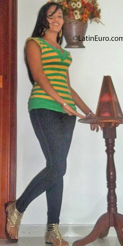 Date this sultry Dominican Republic girl Yavely from Santo Domingo DO25788