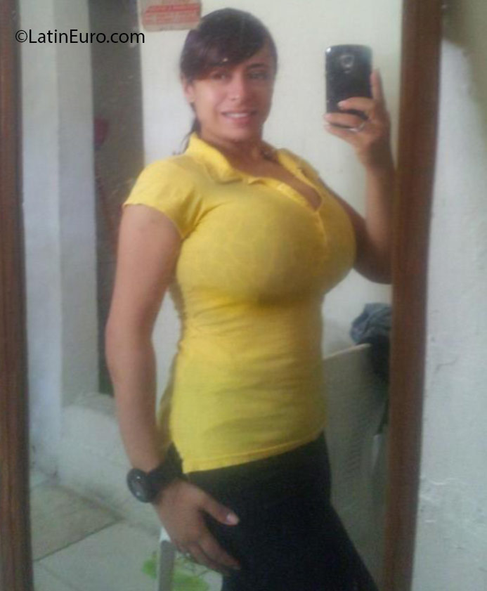 Date this attractive Dominican Republic girl Yessenia from Santiago DO25850