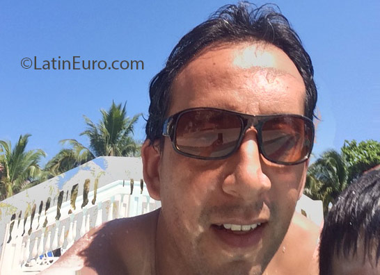 Date this hot United States man Luis from Miami US17381