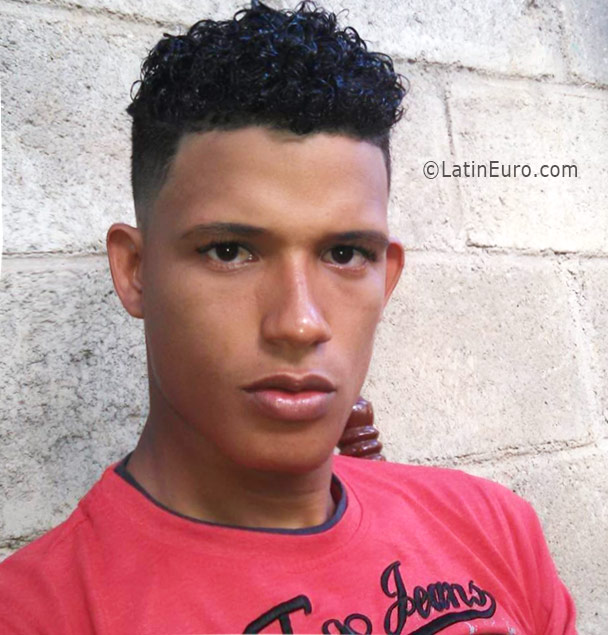 Date this charming Dominican Republic man Alfonso from mao DO25925