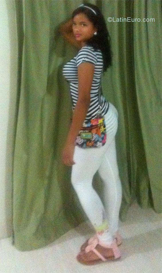 Date this sensual Dominican Republic girl Carmen from Santiago De Los Caballero DO26691