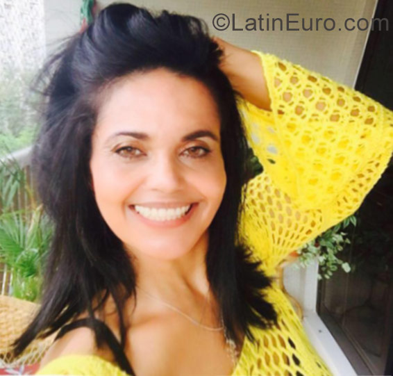 Date this athletic Brazil girl Barbara from Salvador BR9914
