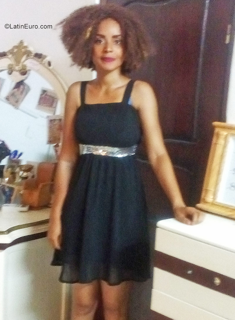 Date this foxy Ivory Coast girl Isabelle from Abidjan IC88