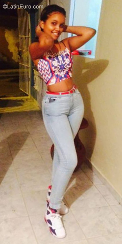 Date this nice looking Dominican Republic girl Teany from Santo Domingo DO28480