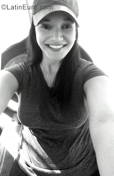 Date this attractive Dominican Republic girl Veronica from Santiago DO28490