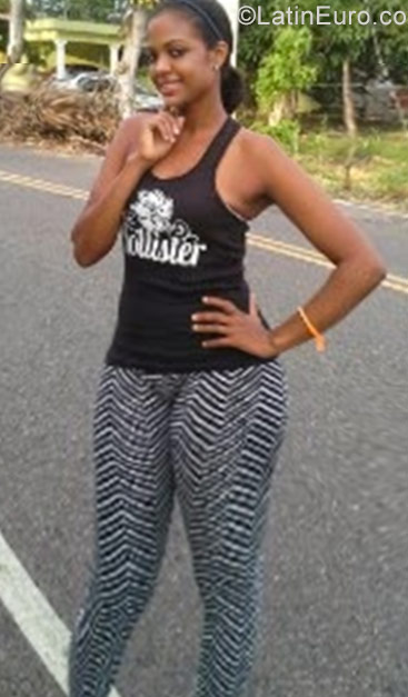 Date this exotic Dominican Republic girl Laura from Castillo DO28617