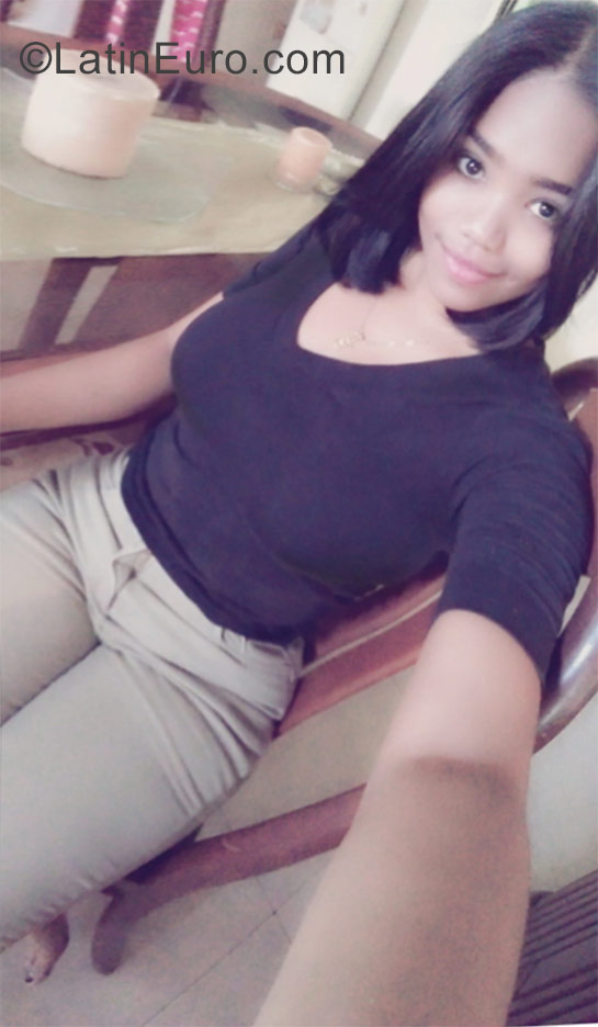 Date this pretty Dominican Republic girl Mihara from Santo Domingo DO28876