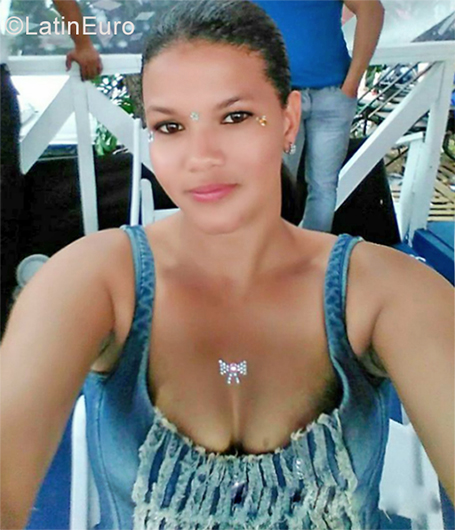 Date this nice looking Dominican Republic girl Denny from La Vega DO28881